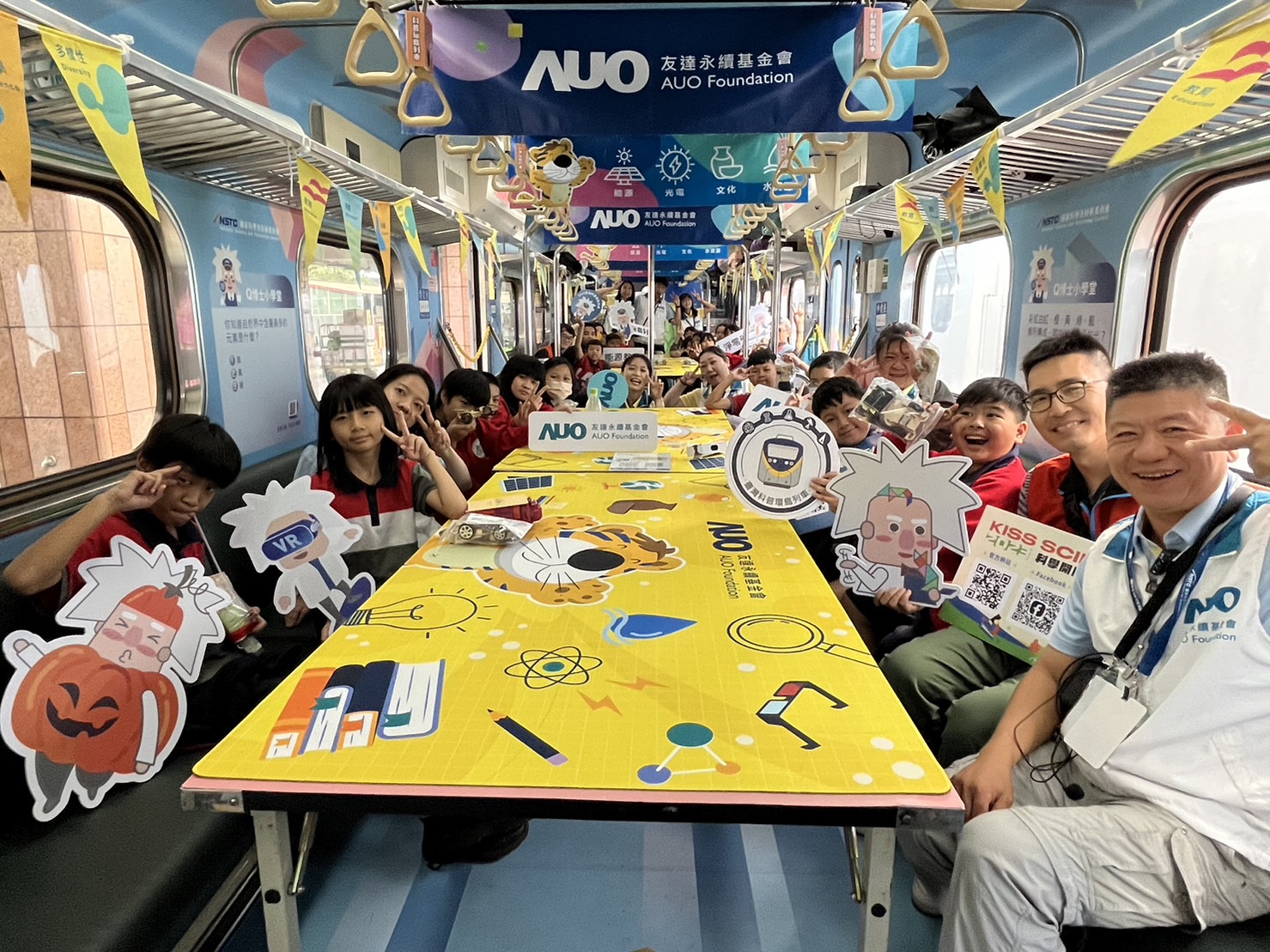 DB真人永續基金會參與「臺灣科普環島列車」，設計基礎科學車廂課程，以「淨零碳排和永續能源」為主題，讓學生透過創意實驗認識淨零知識，以及思考生活中的減碳行為